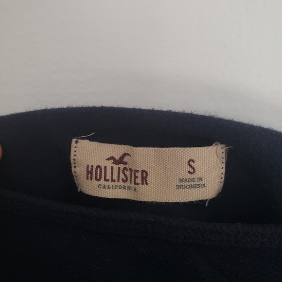 ๐ซ$5๐ซ HOLLISTER Off the Shoulder Crop Top - size S, navy - Picture 2 of 3